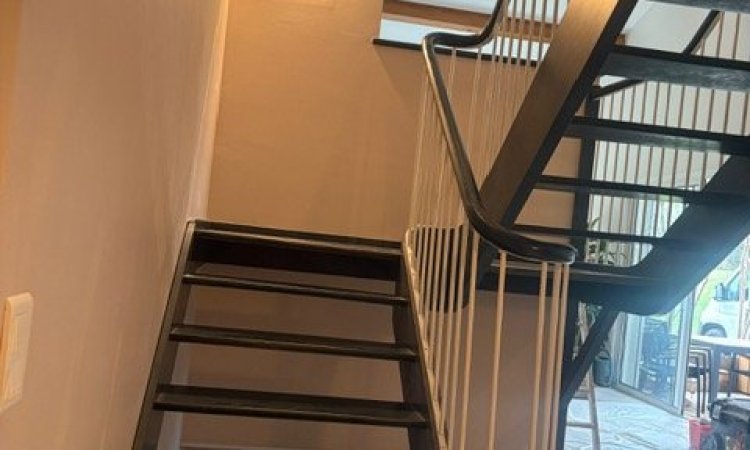 ESCALIER AVANT HABILLAGE DANS UNE MAISON SITUEE A VALENCE